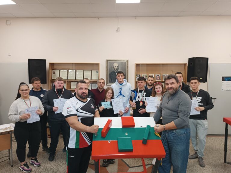 В  ПГT „Д-р Васил Берон“ се проведе първият училищен турнир по armwrestling във В. Търново