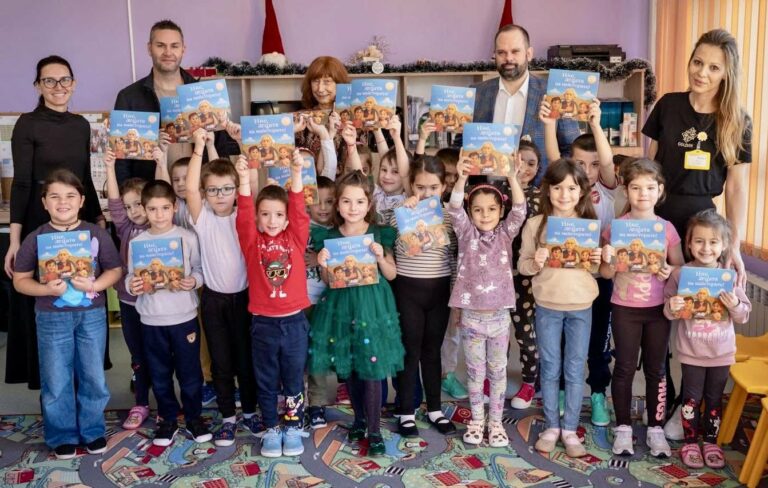 Общество | Над 1100 деца от четири общини получиха книжки от фондация “Миролюбие”. Подаръците стигнаха и до Вашингтон  