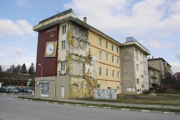 Горещи новини | Над 10 000 души остават на улицата през  зимата след Стражишкото земетресение