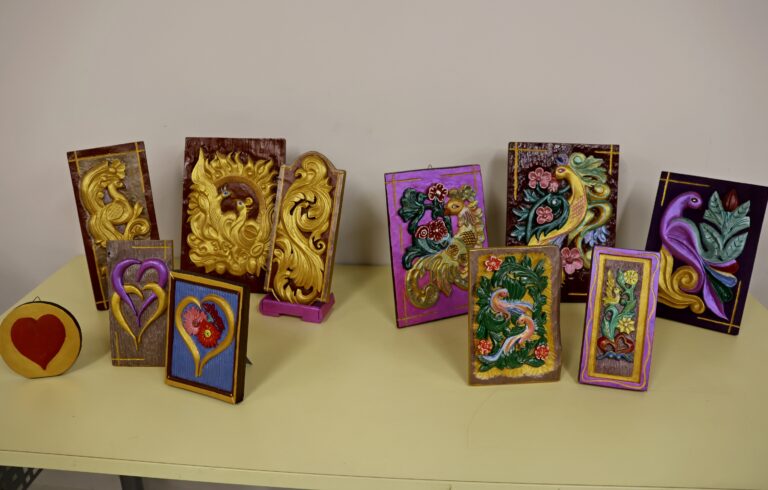 Лясковчанинът Иван Хайдутов представи изложба с над 100 творби дърворезба и стъклопис