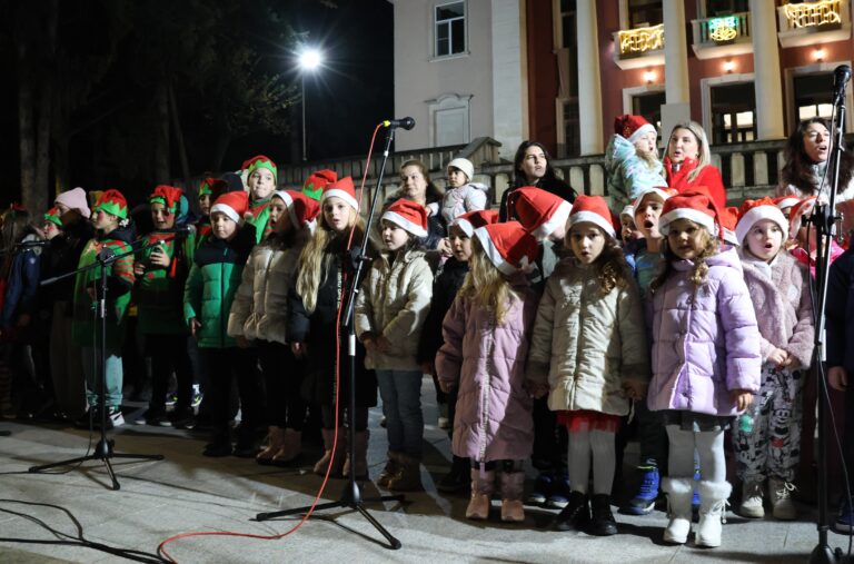 Децата на Лясковец посрещнаха Дядо Коледа, светна елхата и се радваха на заря