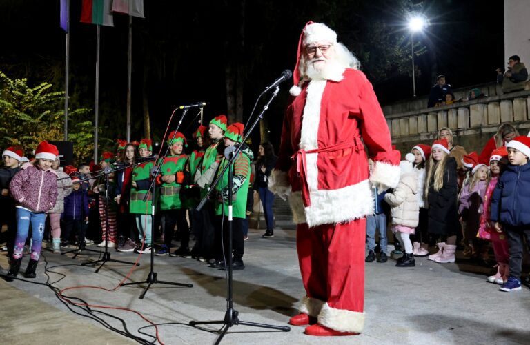 Децата на Лясковец посрещнаха Дядо Коледа, светна елхата и се радваха на заря