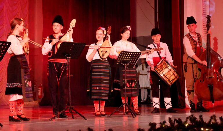 С концерт „Коледен благослов“ поздравиха лясковчани фолклорните читалищни състави