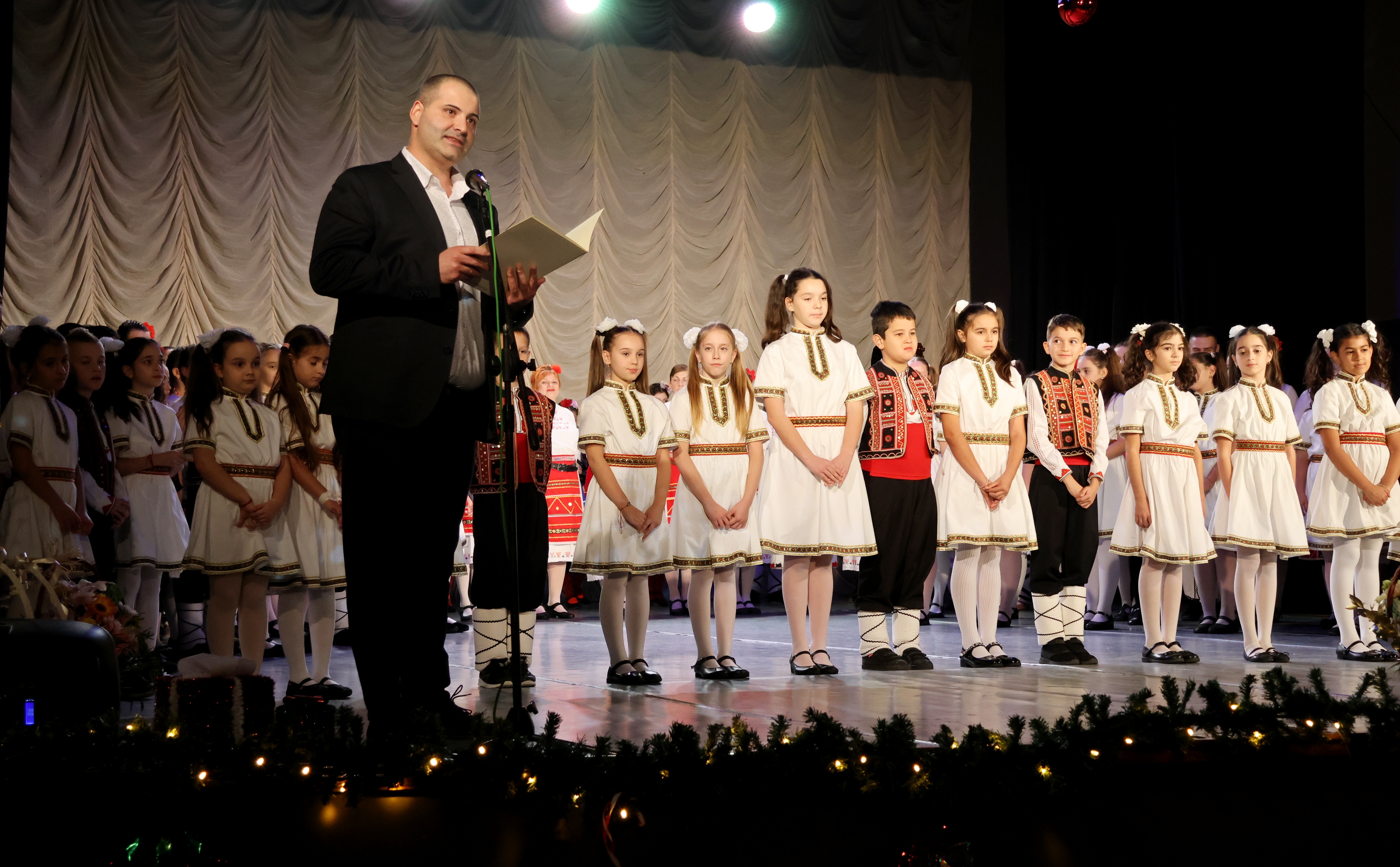 С концерт „Коледен благослов“ поздравиха лясковчани фолклорните читалищни състави