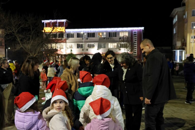 Децата на Лясковец посрещнаха Дядо Коледа, светна елхата и се радваха на заря