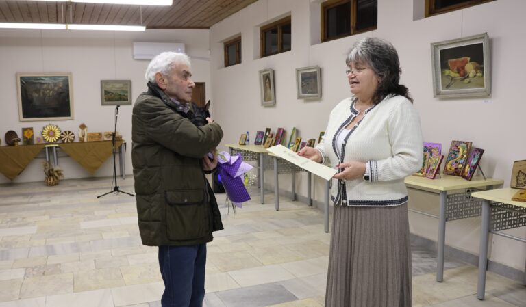 Лясковчанинът Иван Хайдутов представи изложба с над 100 творби дърворезба и стъклопис