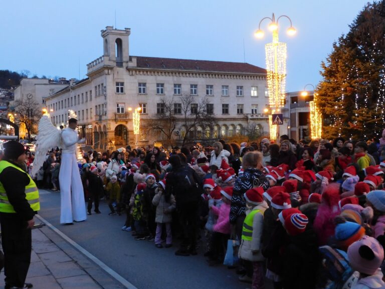 С „Приказка в небето“ грейнаха коледните светлини във В. Търново