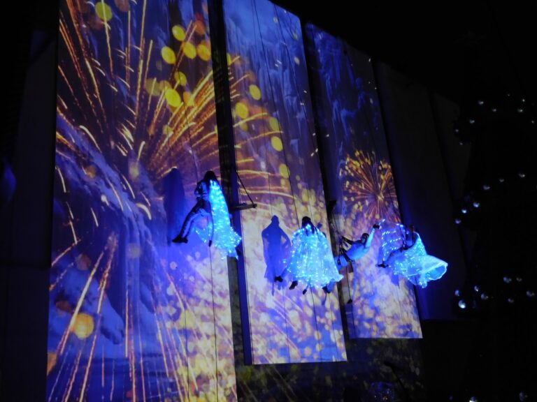 С „Приказка в небето“ грейнаха коледните светлини във В. Търново