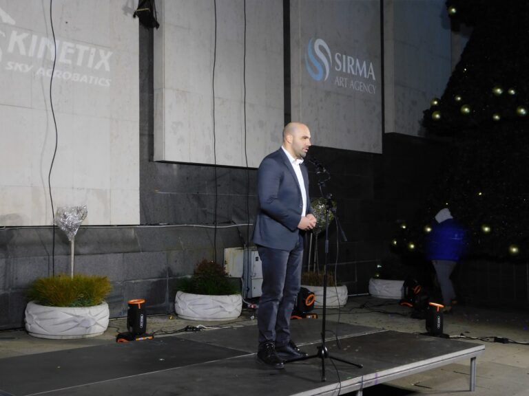 С „Приказка в небето“ грейнаха коледните светлини във В. Търново