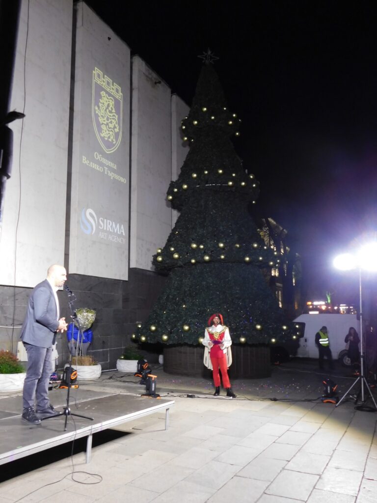С „Приказка в небето“ грейнаха коледните светлини във В. Търново