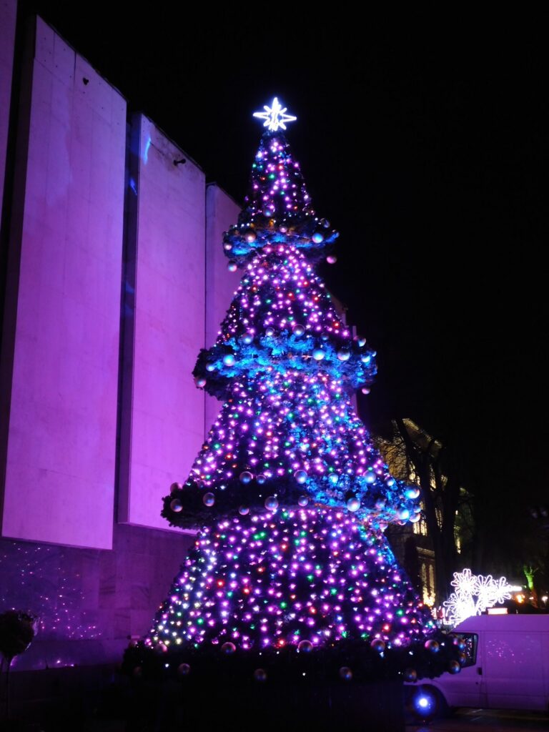 С „Приказка в небето“ грейнаха коледните светлини във В. Търново