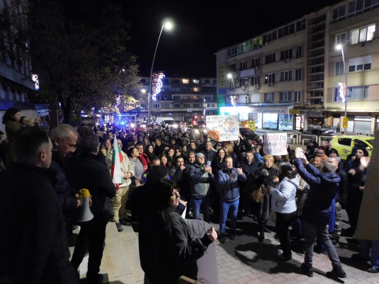 Стотици великотърновци излязоха на протест