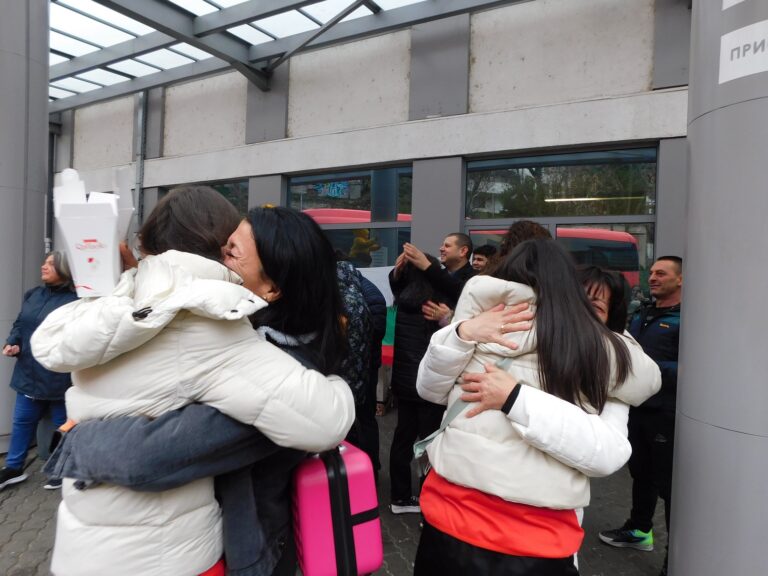 С шампанско и сълзи от радост В. Търново посрещна шампионките