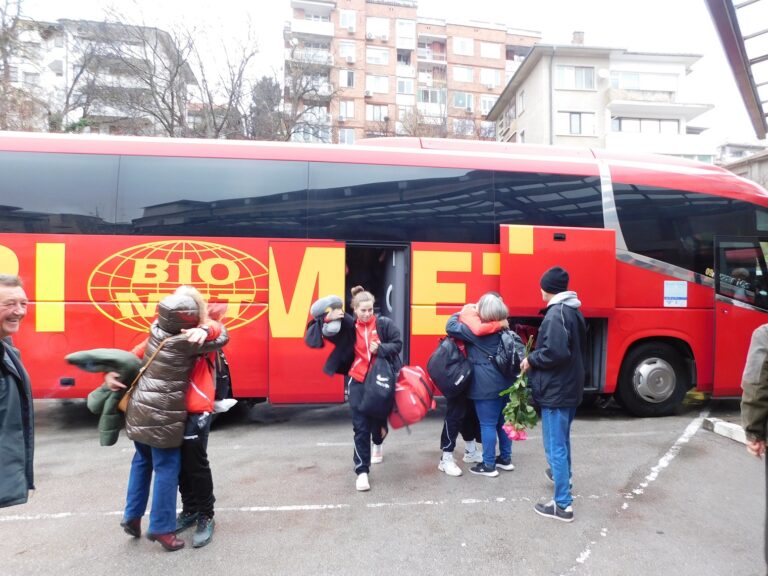 С шампанско и сълзи от радост В. Търново посрещна шампионките