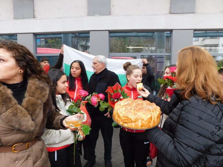 С шампанско и сълзи от радост В. Търново посрещна шампионките