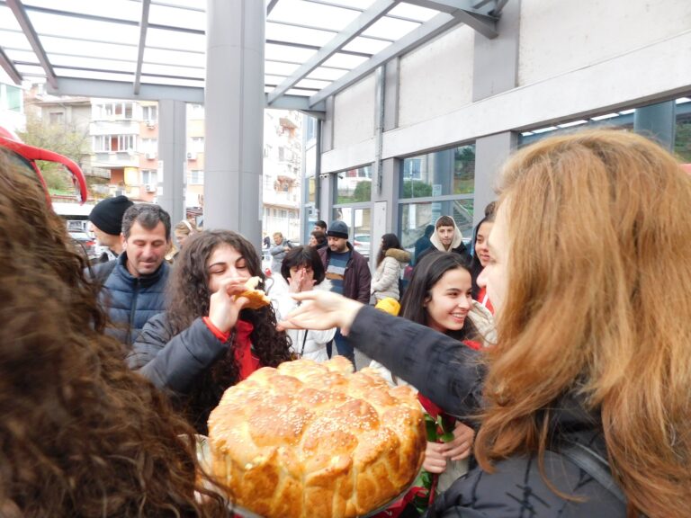С шампанско и сълзи от радост В. Търново посрещна шампионките