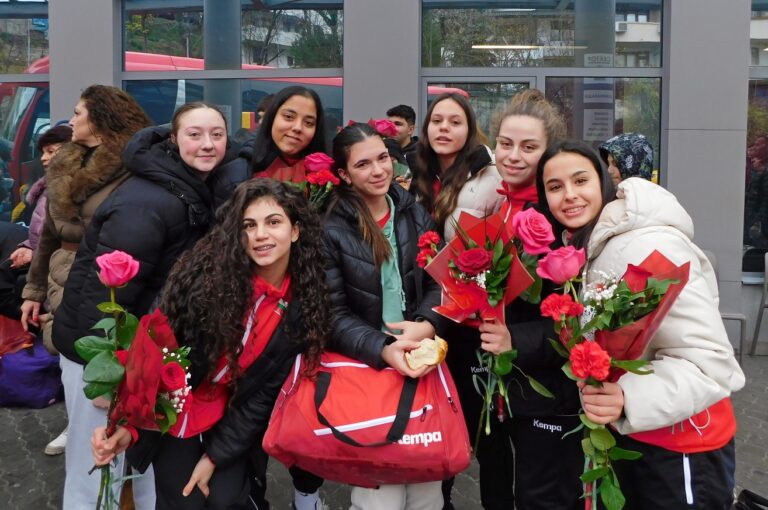 С шампанско и сълзи от радост В. Търново посрещна шампионките