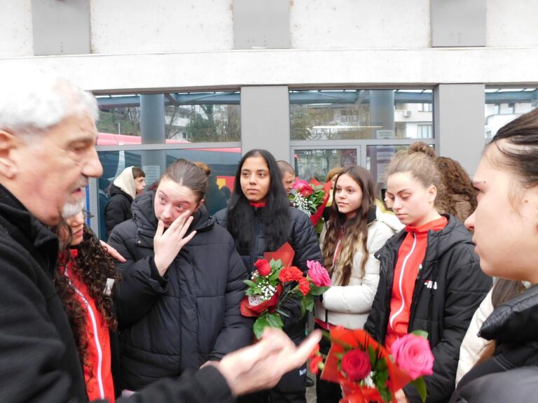 С шампанско и сълзи от радост В. Търново посрещна шампионките