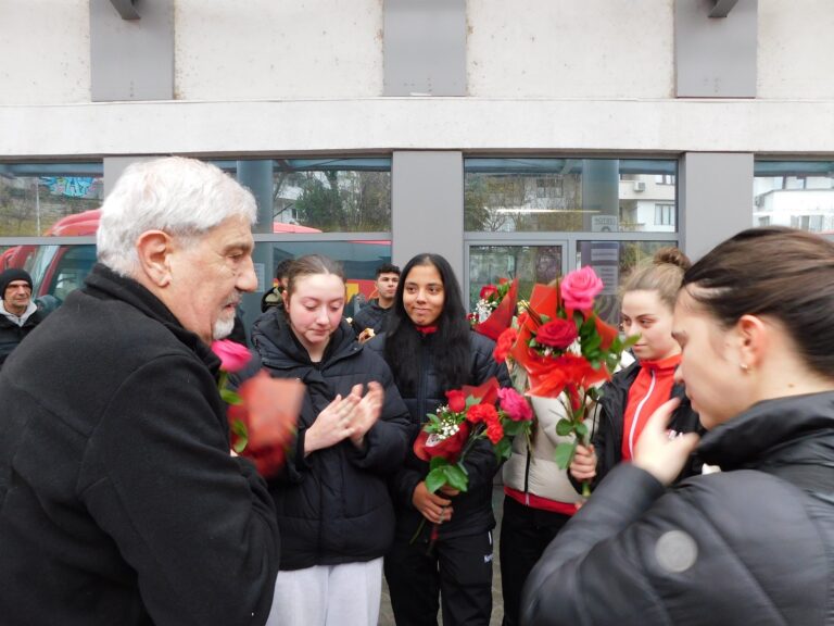 С шампанско и сълзи от радост В. Търново посрещна шампионките