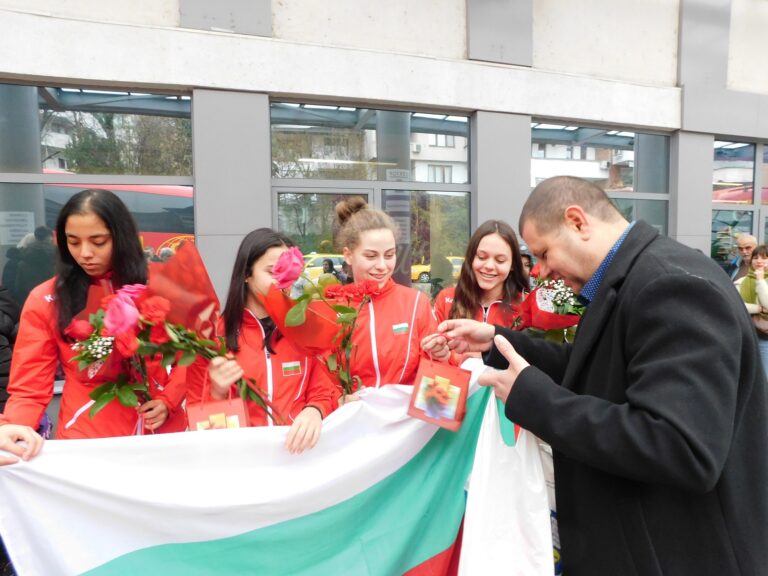 С шампанско и сълзи от радост В. Търново посрещна шампионките