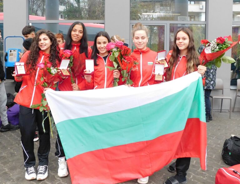 С шампанско и сълзи от радост В. Търново посрещна шампионките