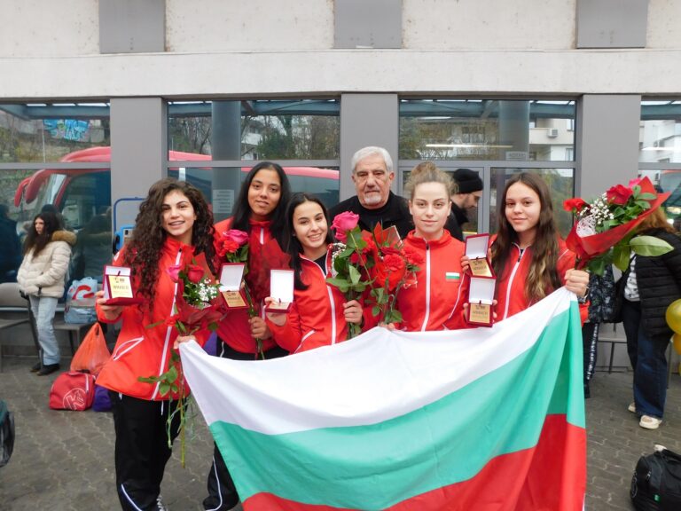 С шампанско и сълзи от радост В. Търново посрещна шампионките