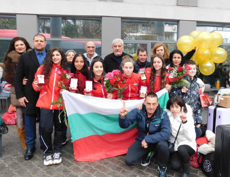 Горещи новини | С шампанско и сълзи от радост В. Търново посрещна шампионките