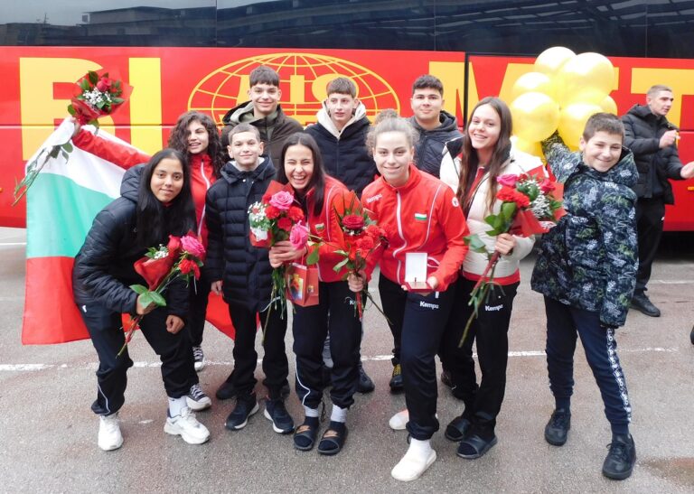 С шампанско и сълзи от радост В. Търново посрещна шампионките