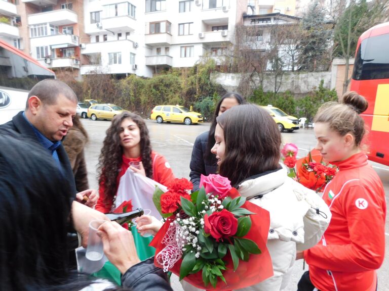 С шампанско и сълзи от радост В. Търново посрещна шампионките