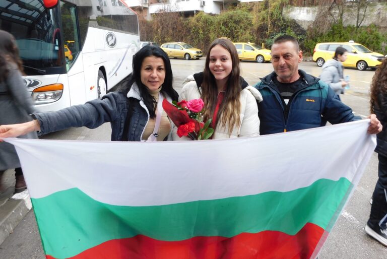С шампанско и сълзи от радост В. Търново посрещна шампионките
