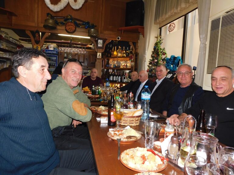 Ветераните на „Етър“ с благотворителна помощ към двама колеги на коледния банкет