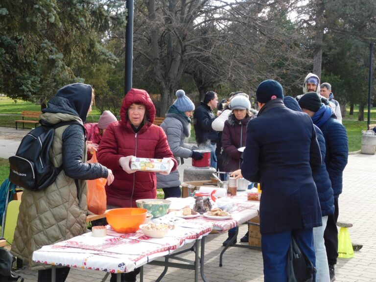 Стотици великотърновци се хванаха на Голямото празнично хоро