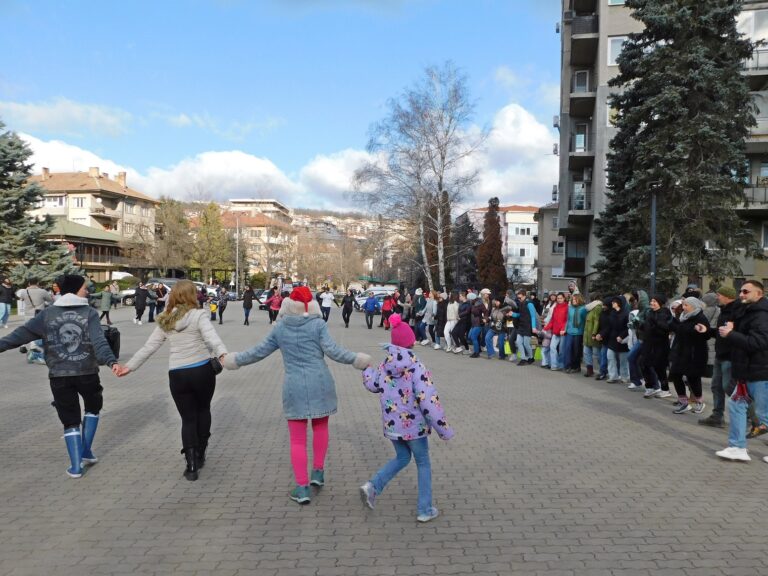 Стотици великотърновци се хванаха на Голямото празнично хоро