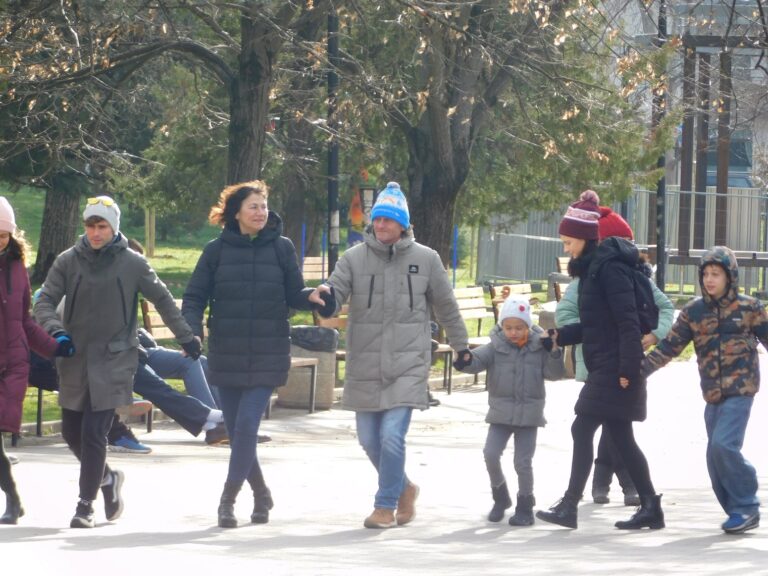 Стотици великотърновци се хванаха на Голямото празнично хоро