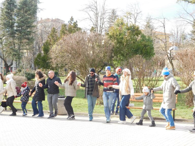 Стотици великотърновци се хванаха на Голямото празнично хоро
