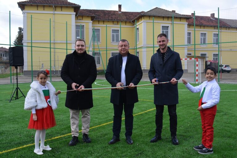 Павликени | Комбинирано спортно игрище за футбол и волейбол с трибуни беше открито в двора на ОУ „Бачо Киро“ в Бяла черква