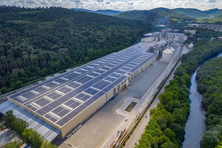 Горещи новини | Кроношпан внесе в община Велико Търново предложение за нови измервателни станции за въздуха, голям екран ще показва данните