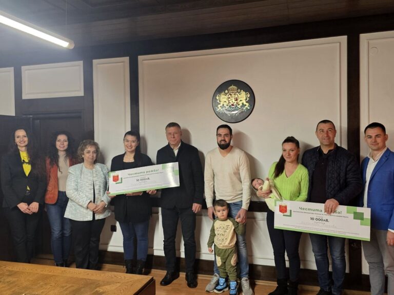 Още две горнооряховски семейства получиха общинската финансова подкрепа от 10 000 лв. за трето дете
