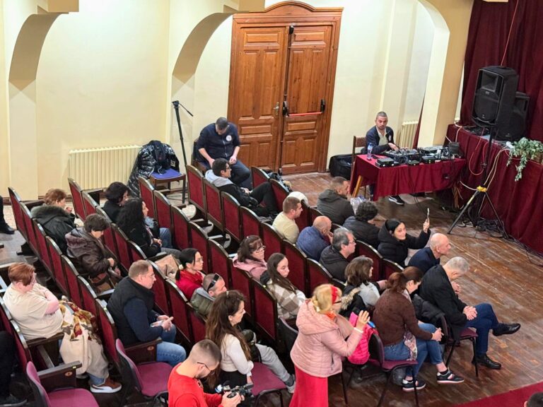 Кроношпан обеща горещ телефон за сигнали, нови измервателни станции и публичен екран с данни в реално време