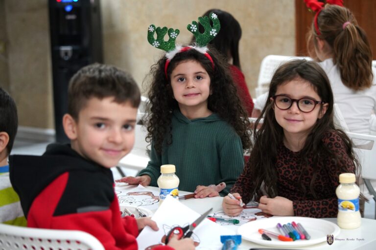 Общество | Коледна работилница за малки и големи отваря пред кабинета на кмета Панов