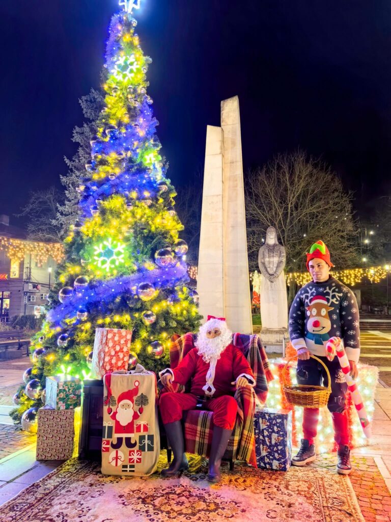 Дядо Коледа пристигна в Елена със 100-годишен ретро автомобил