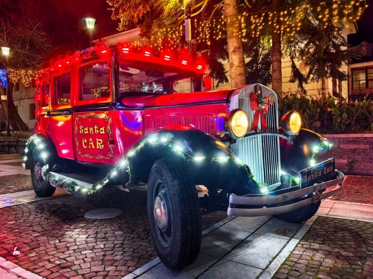 Дядо Коледа пристигна в Елена със 100-годишен ретро автомобил