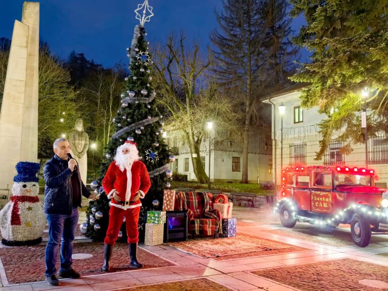 Дядо Коледа пристигна в Елена със 100-годишен ретро автомобил