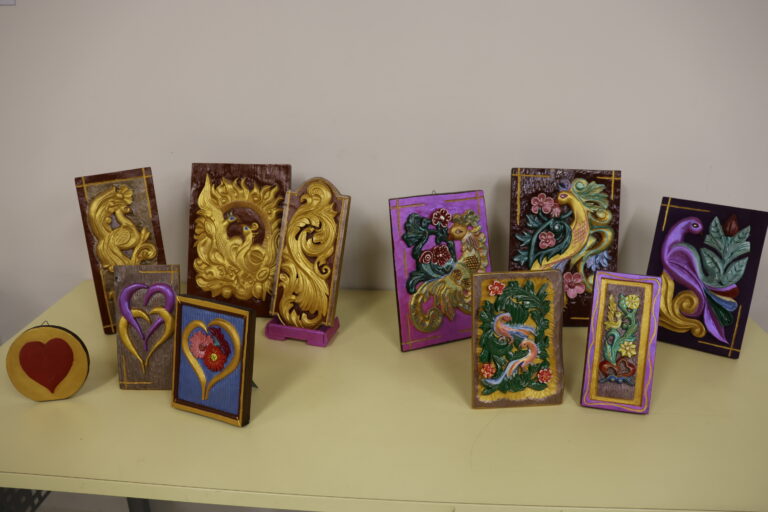 Лясковчанинът Иван Хайдутов представи изложба с над 100 творби дърворезба и стъклопис