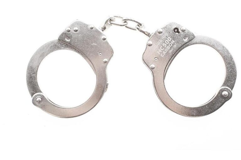 Двама младежи глобени за хулиганство