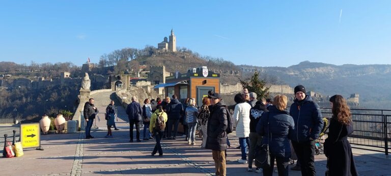 Горещи новини | Испански туристи посрещат 2026 г. във Велико Търново