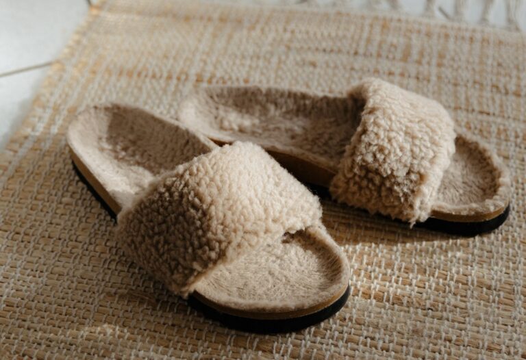 Уютен комфорт за всички – най-добрите чехли за цялото семейство