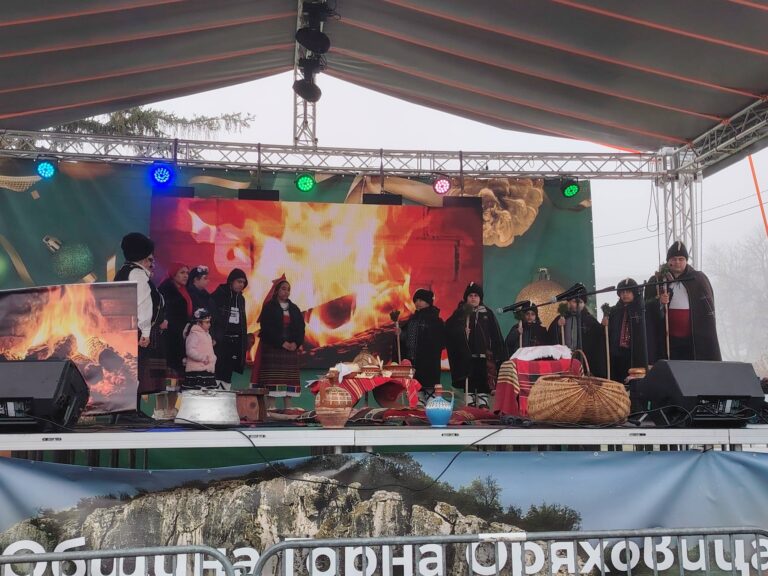 Горна Оряховица | Трапеза за Бъдни вечер подредиха самодейците от НЧ „Заря- 1900“ Стрелец и посрещнаха коледари