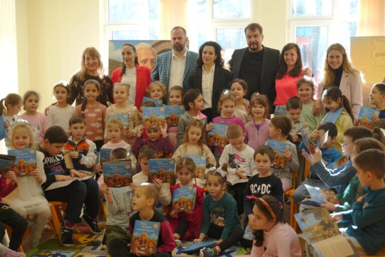 Горещи новини | 12 книги за известни българи издава „Миролюбие“, първата е за Колю Фичето