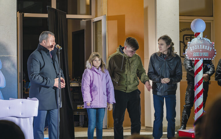 Горещи новини | Най-голямото коледно дърво в община Павликени засия с празнични светлини